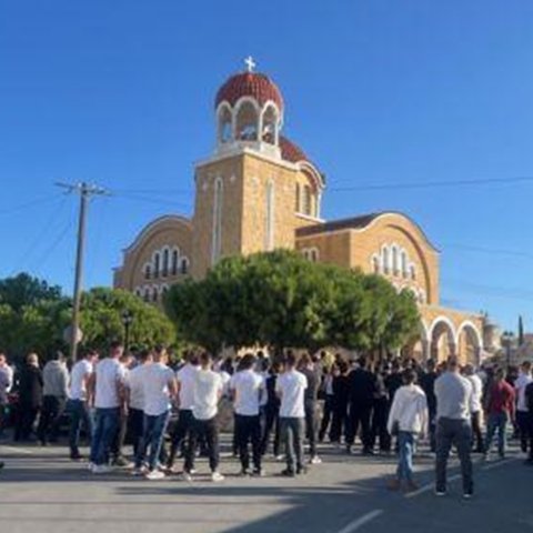 Σε κλίμα βαθύτατου πένθους και με άσπρα μπλουζάκια αποχαιρέτησαν τον Ειρηναίο, τον Μαρτίνο και τον Νικόλα (Pics)