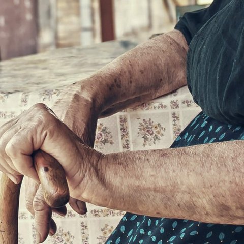 Ζητούν από την 88χρονη γιαγιά Μαρία να πληρώνει ενοίκιο για σπίτι που αγόρασε αλλιώς θα της κάνουν έξωση