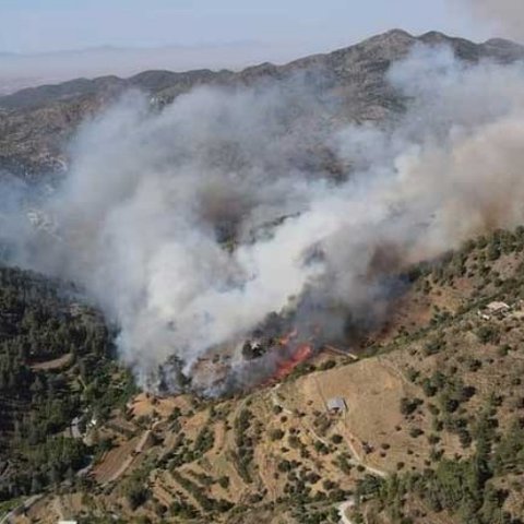 Υπό μερικό έλεγχο πυρκαγιά στην Επαρχία Λευκωσίας-Γλύτωσαν οι κατοικίες