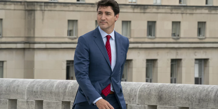 trudeau-koympomeno-sakaki-kokkini-gravata.jpg