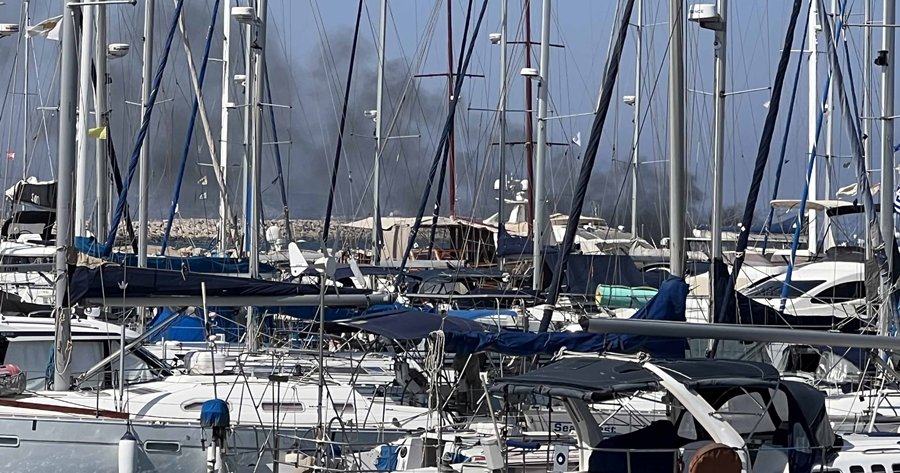 ΒΙΝΤΕΟ: Μικρό πλοίο πλησίασε το φλεγόμενο σκάφος και κατέσβησε την πυρκαγιά