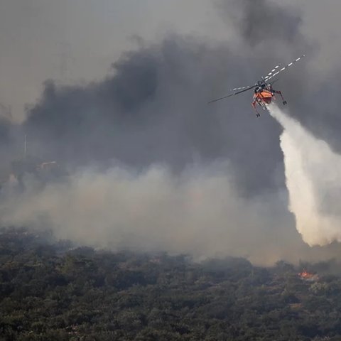 Στα Δερβενοχώρια το πιο δύσκολο μέτωπο φωτιάς, στάχτη και αποκαΐδια σπίτια σε Λουτράκι και Σαρωνίδα