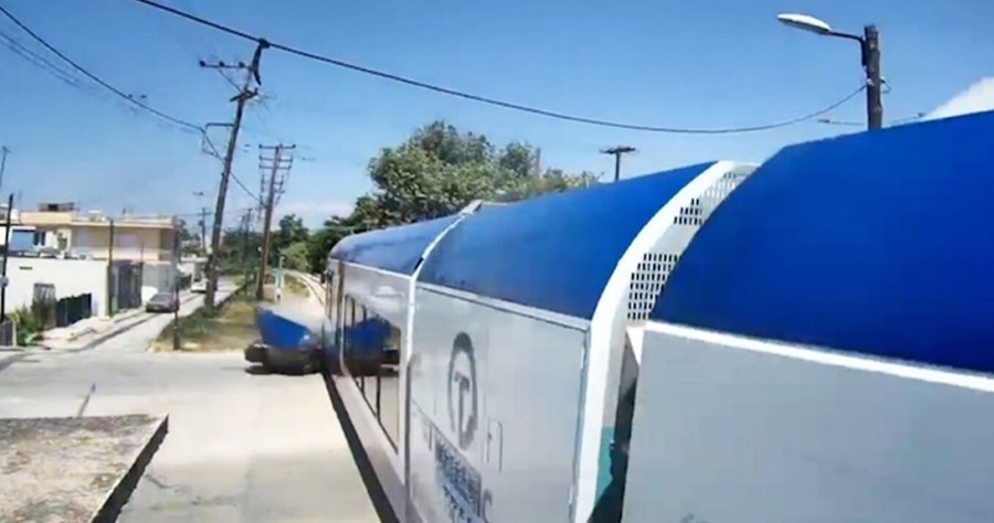ΒΙΝΤΕΟ: Η στιγμή που το όχημα συγκρούεται με το συρμό του Προαστιακού στην Πάτρα ΒΙΝΤΕΟ: Η στιγμή που το όχημα συγκρούεται με το συρμό του Προαστιακού στην Πάτρα