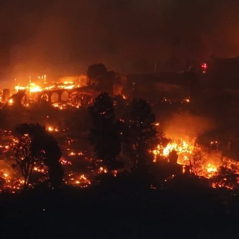 Απανθρακωμένος με ένα λάστιχο ποτίσματος στο χέρι εντοπίστηκε ένας από τους πέντε νεκρούς στις ΗΠΑ