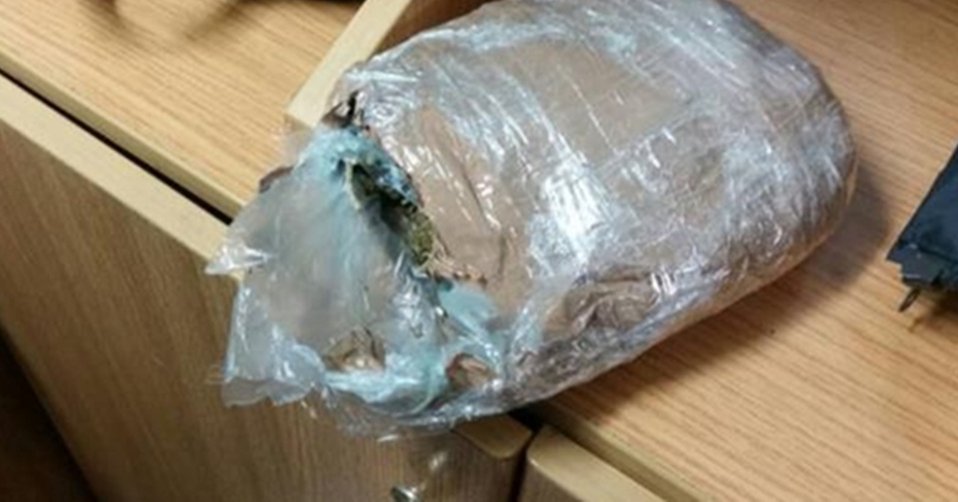 Εντοπίστηκαν δύο πιστόλια και ναρκωτικά σε δέμα στο παλιό αεροδρόμιο Λάρνακας-Προορίζονταν για το εξωτερικό