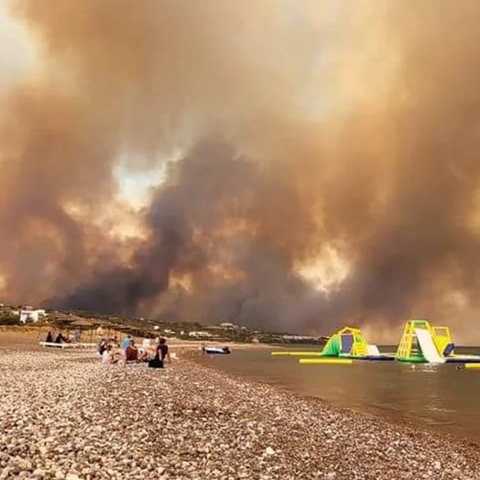 Δραματική κατάσταση στη Ρόδο, εκτός ελέγχου η φωτιά-Έφθασε σε ξενοδοχεία, εκκενώσεις δια θαλάσσης