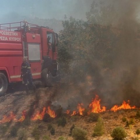 Δεύτερο μέτωπο πυρκαγιάς-Απειλούνται κατοικίες στην Επαρχία Λευκωσίας