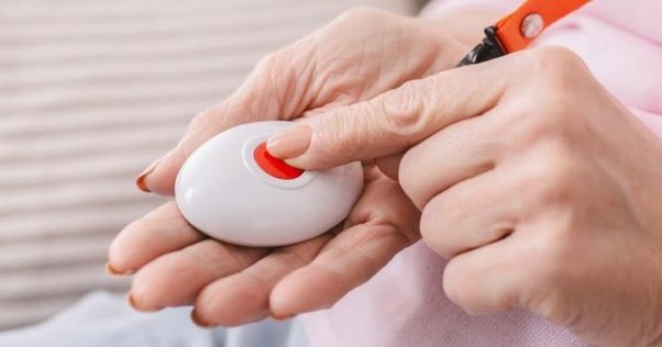 Τίθεται σε εφαρμογή το πρόγραμμα κόκκινο κουμπί για τους ηλικιωμένους