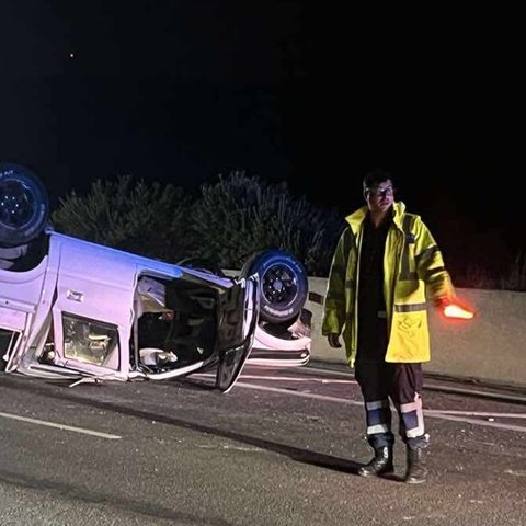 Συγκρούστηκαν δυο οχήματα, εκτινάχθηκαν σκύλοι και ενεπλάκησαν άλλα τρία στο τροχαίο στον αυτοκινητόδρομο (pics)