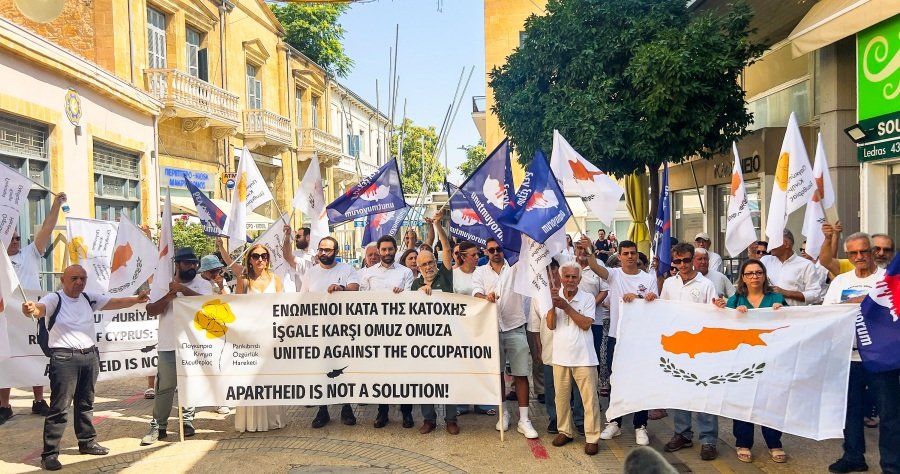 Αντικατοχική εκδήλωση στο οδόφραγμα Λήδρας από το Παγκύπριο Κίνημα Ελευθερίας Αντικατοχική εκδήλωση στο οδόφραγμα Λήδρας από το Παγκύπριο Κίνημα Ελευθερίας