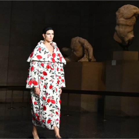 Η Vicroria Hislop για το fashion show του οίκου #Erdem μπροστά στα Γλυπτά του Παρθενώνα: «Προκλητική κίνηση»