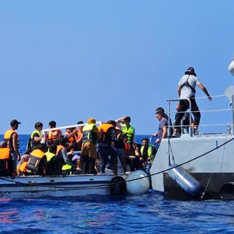 Nέο πλοιάριο με 86 παράτυπους μετανάστες στο Κάβο Γκρέκο-Διασώθηκαν από το ΚΣΕΔ (pics)