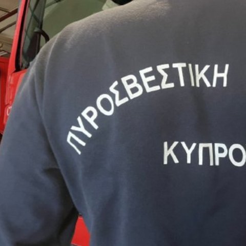 Τρία άτομα στο νοσοκομείο μετά από τροχαίο ατύχημα-Παρέμβαση της Πυροσβεστικής για απεγκλωβισμό οδηγού