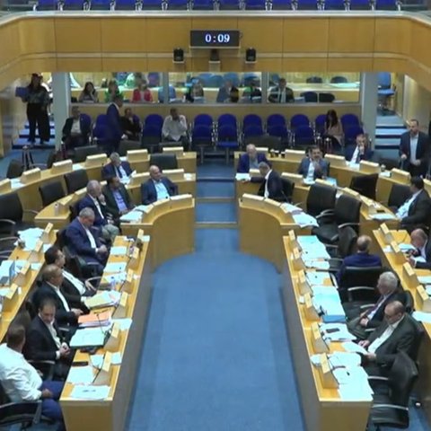 Ομόφωνο ψήφισμα καταδίκης της παράνομης δίωξης Σενέρ Λεβέντ από τη Βουλή