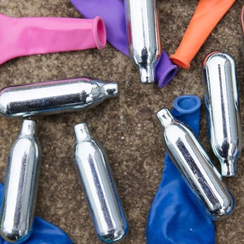 Έκαναν βόλτες με 285 αμπούλες με laughing gas στο όχημά τους δύο νεαροί, θετικός στο νάρκοτεστ ο οδηγός