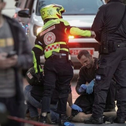 Έξι τραυματίες από επίθεση με μαχαίρι στο Ισραήλ-Εξετάζεται ως πιθανή τρομοκρατική ενέργεια Έξι τραυματίες από επίθεση με μαχαίρι στο Ισραήλ-Εξετάζεται ως πιθανή τρομοκρατική ενέργεια