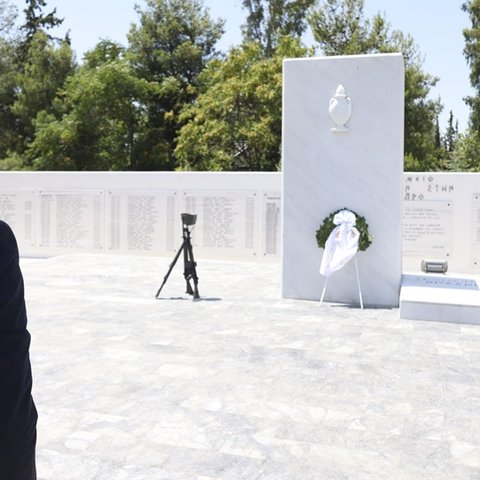 Στεφάνι στο Μνημείο Πεσόντων Κύπρου στην Αθήνα κατέθεσε ο Πρόεδρος