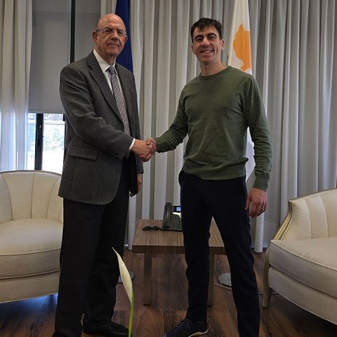 Απόψεις για θέματα οικονομίας αντάλλαξαν ΥΠΟΙΚ και Φειδίας Παναγιώτου