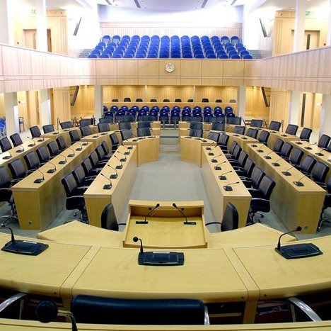 Διαφορετικές αναγνώσεις στην Επιτροπή Νομικών στην πρόταση νόμου για καθορισμού θητειών βουλευτών