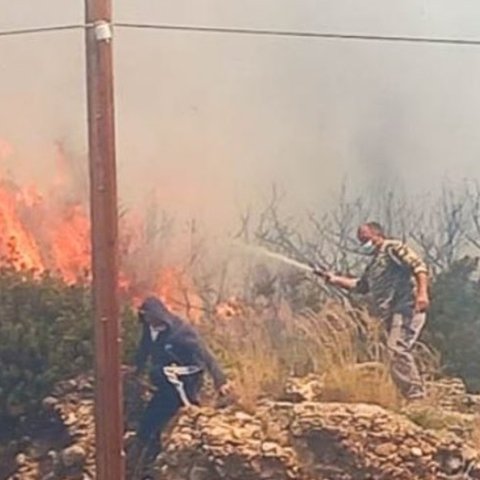 ΒΙΝΤΕΟ: Μαίνεται η φωτιά στην Κρήτη-Η φωτιά κινείται σε δύσβατο ορεινό σημείο