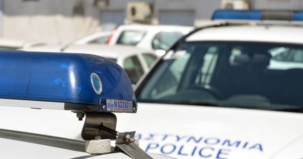 Σε παγκάκια έβαλαν φωτιά οι εμπρηστές στο Γυμνάσιο Δροσιάς-Ζημιές στο κτίριο, συνθήματα και στους τοίχους