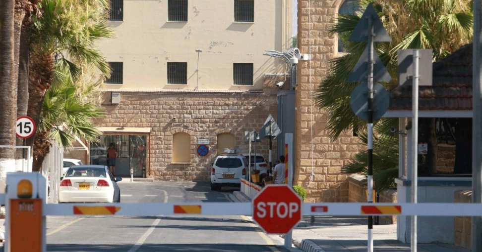 Χειροπέδες σε δεσμοφύλακα για την υπόθεση του βαρυποινίτη και των επιχειρηματιών-Οδηγείται ενώπιον Δικαστήριου