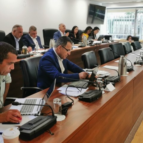 Ζητά τιμολόγηση με βάση τη χρήση σε βιομηχανικές και βιοτεχνικές περιοχές η Βουλή