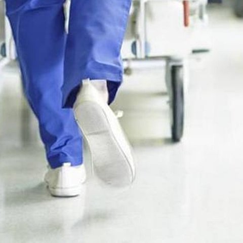 Χειροπέδες σε νοσηλευτή μετά από καταγγελία για άσεμνη επίθεση