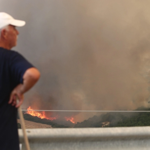 Μήνυμα 112 για εκκένωση τριών περιοχών στον Έβρο-Μαίνεται η μάχη με τις αναζωπυρώσεις