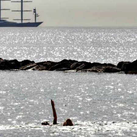 Σωτήρια παρέμβαση πολίτη και αστυνομικού-Έσωσαν γυναίκες που ζητούσαν βοήθεια στη θάλασσα