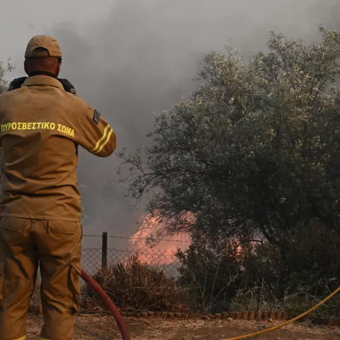 Πύρινη κόλαση στη Νέα Αγχίαλο-Συνεχείς εκρήξεις από βλήματα της Πολεμικής Αεροπορίας