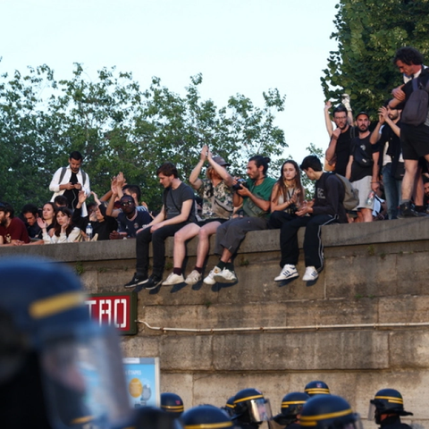 Δήμαρχος στη Γαλλία απαγορεύει την κυκλοφορία ασυνόδευτων ανήλικων κάτω των 13 ετών