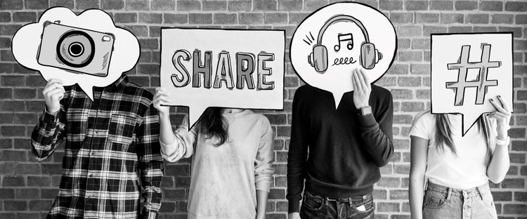 friends-holding-up-thought-bubbles-with-social-media-concept-icons