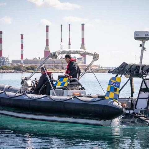 Παρασύρθηκε η βάρκα πατέρα και γιού στην Ορμήδεια-Διασώθηκαν από τις Βάσεις