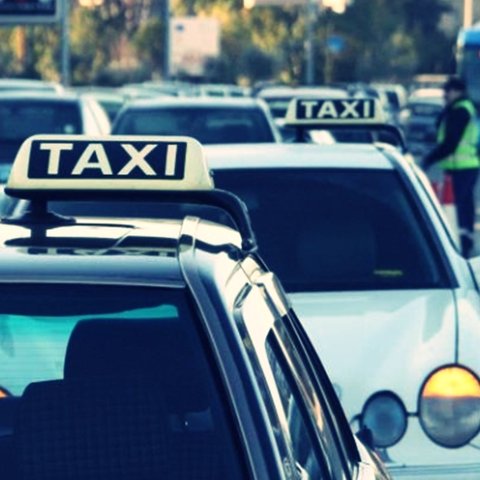 Φωνάζουν οι ταξιτζήδες για τη μη ανανέωση αδειών και την πειρατεία στους δρόμους