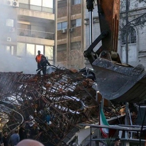 Απειλεί με αντίποινα το Ισραήλ για το χτύπημα στη Δαμασκό με τους ένδεκα νεκρούς το Ιράν