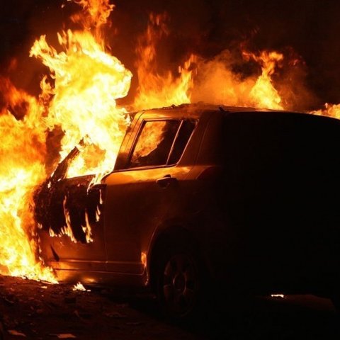 Χτύπησε με το όχημα του σε δέντρο και ξέσπασε φωτιά-Πολίτες απεγκλώβισαν τον οδηγό