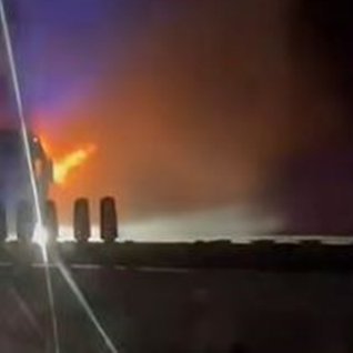 Aπό υπερθέρμανση ελαστικού προκλήθηκε η φωτιά στο φορτηγό στον αυτοκινητόδρομο
