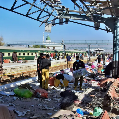 Τουλάχιστον 20 νεκροί και 30 τραυματίες από έκρηξη βόμβας σε σιδηροδρομικό σταθμό στο Πακιστάν