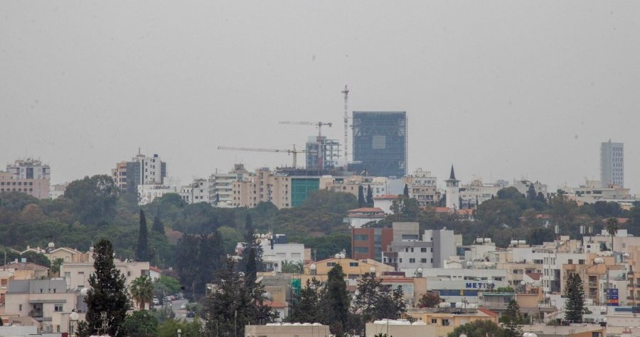 Πτώση της θερμοκρασίας αλλά με σκόνη, βροχές και δυνατούς ανέμους