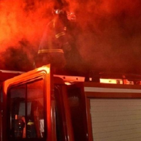 Έβαλαν φωτιά σε σχολικό εξοπλισμό σε αυλή Γυμνασίου