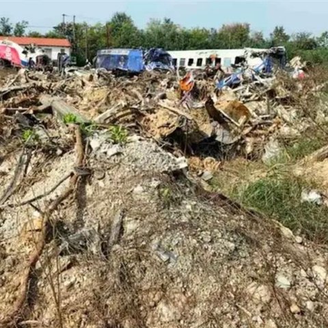 Η ανάρτηση Νίκου Πλακιά για τις φωτογραφίες με τα βουνά από μπάζα-«Ο πρωθυπουργός γνώριζε;»