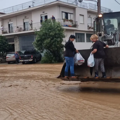 Ειδικοί κρούουν τον κώδωνα για το μολυσμένο νερό από τις πλημμύρες-Οι ασθένειες που μπορεί να προκληθούν