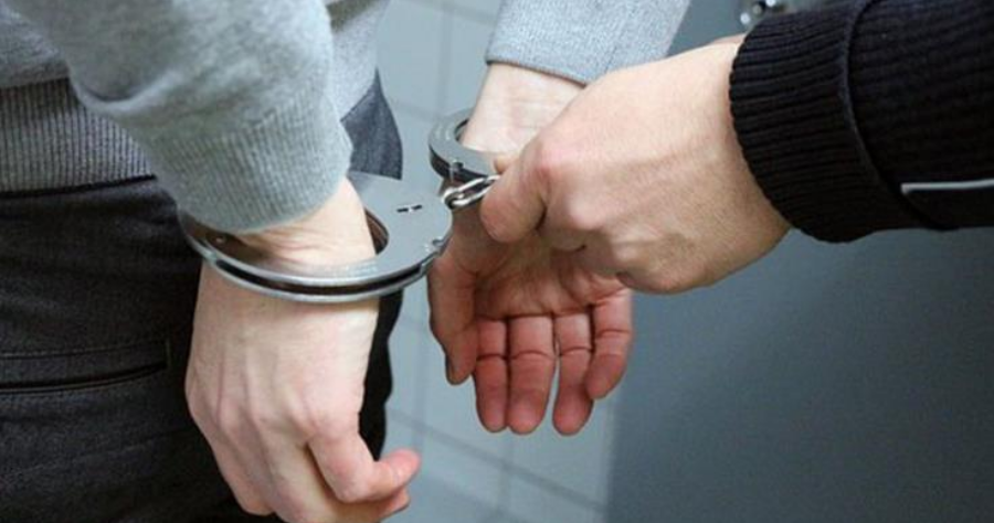 Έρευνα σε οικία αποκάλυψε ναρκωτικά, μεγάλο χρηματικό ποσό και όπλο-Συνελήφθη 46χρονος
