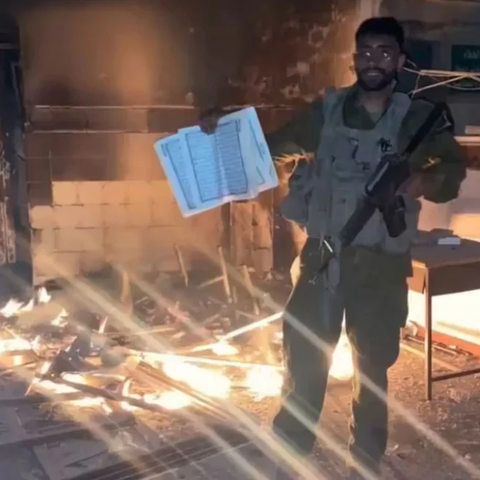 Ο στρατός του Ισραήλ ερευνά τις εικόνες στρατιωτών που καίνε βιβλία στη Γάζα
