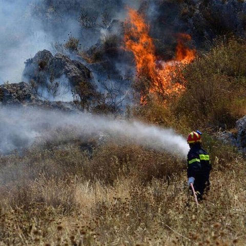 Δύο οι εστίες στη Σαλαμιού-Ελεγχόμενη η πυρκαγιά, σε επιφυλακή οι δυνάμεις