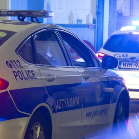 Χειροπέδες σε πέντε πρόσωπα-Εντοπίστηκαν ναρκωτικά και 41.670 σε οικίες, οχήματα και περίπτερα