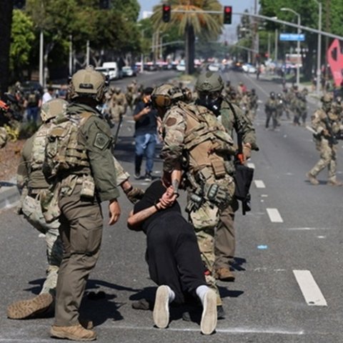 Πεδίο μάχης το Λος Άντζελες-Οδοφράγματα και πλαστικές σφαίρες στις διαδηλώσεις για το μεταναστευτικό