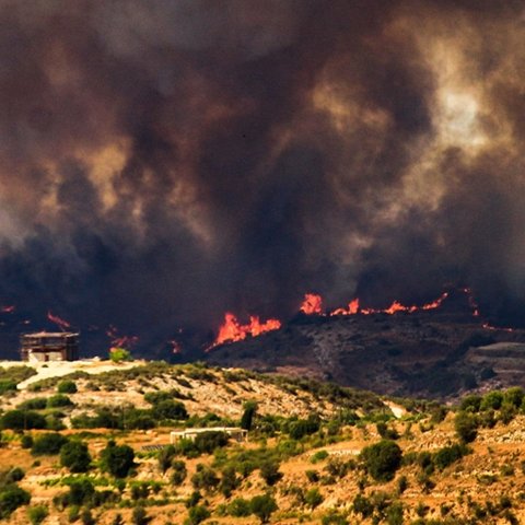 LIVE: Δεν κινδυνεύουν ανθρώπινες ζωές από την πυρκαγιά-Σε ετοιμότητα ξενοδοχεία για φιλοξενία κατοίκων