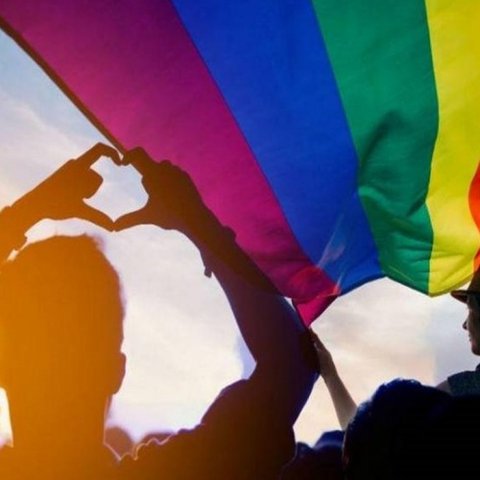 Κανένα ΛΟΑΤΚΙ άτομο να μην μείνει στο περιθώριο το μήνυμα ΕΕ για τη μέρα IDAHOBIT